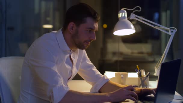 businessman with laptop and coffee at night office - Filmagem, Vídeo