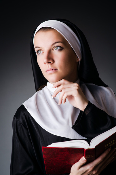 Νεαρή καλόγρια με θρησκευτική αντίληψη - Φωτογραφία, εικόνα