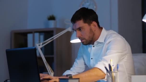 businessman with laptop working at night office - Materiał filmowy, wideo