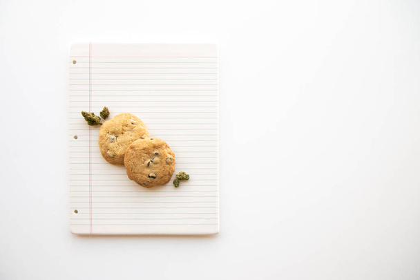 Ciasteczka czekoladowe i marihuana pąki na talerz papierowy Binder - Zdjęcie, obraz