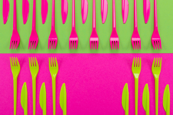 Conjunto colorido de utensílios de mesa de plástico isolado no fundo
 - Foto, Imagem