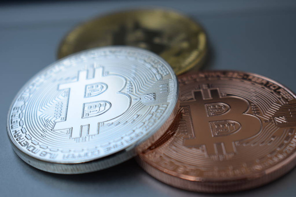 Trzy monety Bitcoin złoty, srebrny, brązowy. Biznes, handel, wymiana. - Zdjęcie, obraz