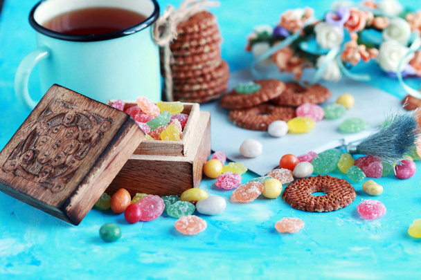 sušenky a sladkosti na modrém pozadí - Fotografie, Obrázek
