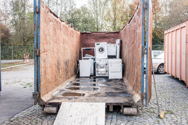 Aparatos eléctricos antiguos en contenedor de centro de reciclaje
  - Foto, imagen