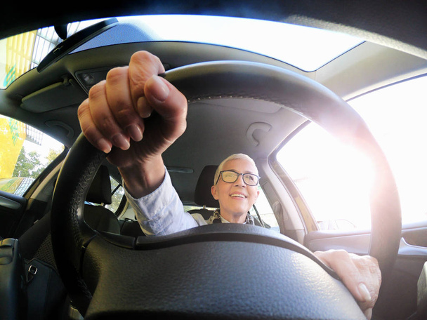 Onnellinen nainen ajaa autoa
 - Valokuva, kuva