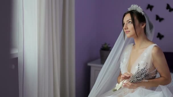 Belle mariée avec bouquet de mariage sur fond de mur de brique blanche
 - Séquence, vidéo