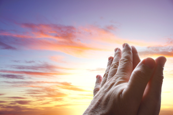 Modlitwy ręce w niebo - Zdjęcie, obraz
