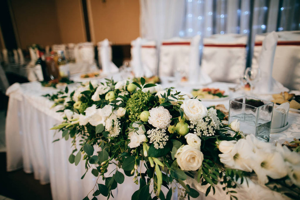 Μπουκέτο γάμου στο τραπέζι - Φωτογραφία, εικόνα