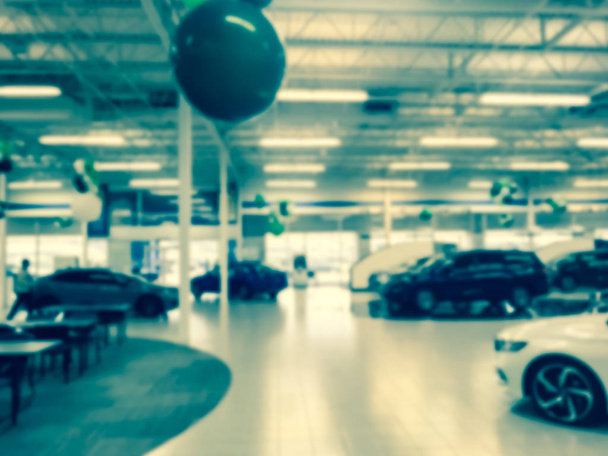 Fondo borroso de tono filtrado dentro de un enorme concesionario de automóviles en Texas, Estados Unidos
 - Foto, Imagen