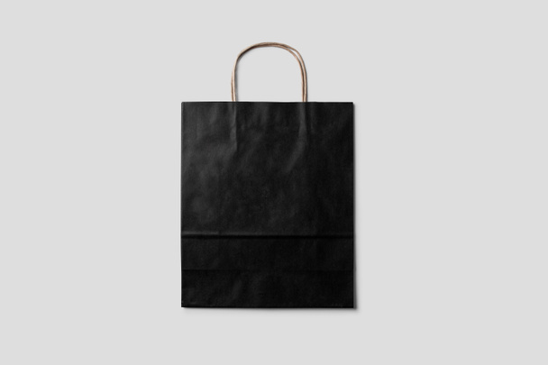 Μαύρο χαρτί τσάντα που απομονώνονται σε λευκό φόντο (κοροϊδεύω) - Φωτογραφία, εικόνα