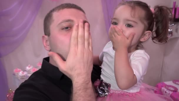 Στα χέρια του ένας νεαρός πατέρας μωρό κόρη στέλνει ένα φιλί αέρα - Πλάνα, βίντεο