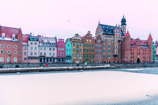 Renkli cepheler ve Gdansk, Polonya 'daki karlı Motlawa - Fotoğraf, Görsel