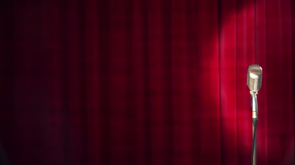 赤のカーテンの背景の上にレトロなマイク - 映像、動画