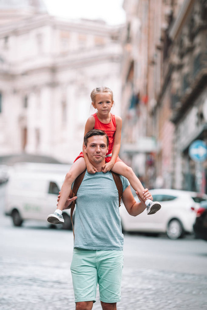Buon papà e bambina adorabile che viaggiano a Roma, Italia
 - Foto, immagini