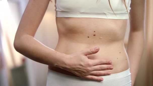 Πόνος στην γαστρίτιδα γυναικών. Γυναικείος πόνος στο στομάχι. Γυναίκα γαστρουγειής - Πλάνα, βίντεο