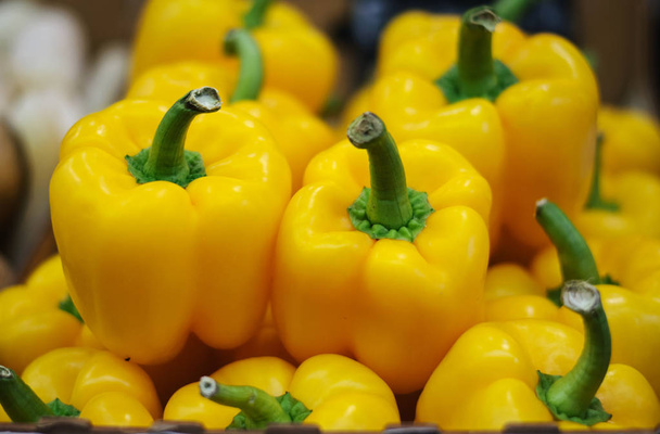 frische leuchtend gelbe Paprika Nahaufnahme vom Markt - Foto, Bild