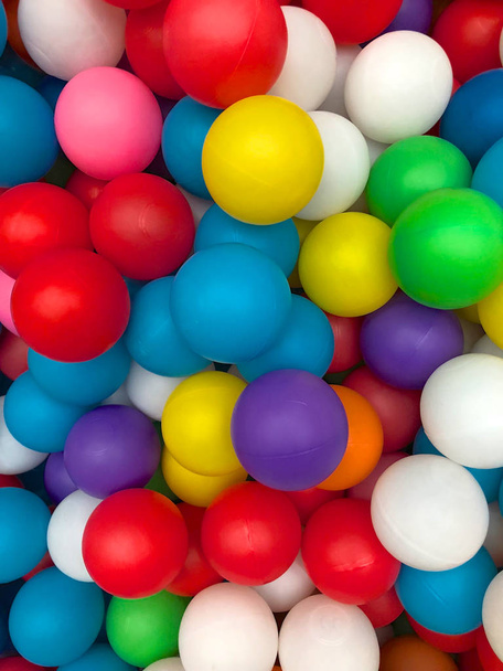 Vista superior bolas plásticas coloridas em uma piscina. Bolas coloridas de plástico para jogar. colorido plástico chiclete bolas fundo na criança playroom ou playground para crianças férias festa conceito
 - Foto, Imagem