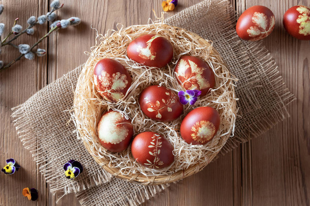 Пасхальные яйца окрашены луковой кожурой, с рисунком свежих трав
 - Фото, изображение