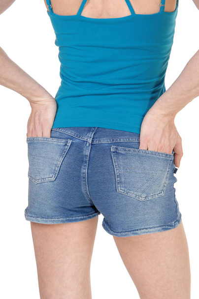 Vrouw van terug in jeans shorts, close-up - Foto, afbeelding