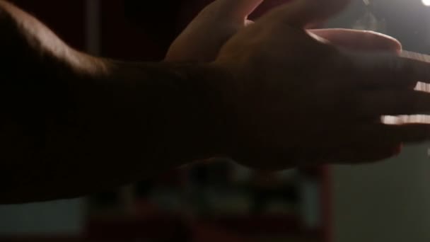 Erős ember dörzsöli a kezét a magnézia lassítva. - Felvétel, videó