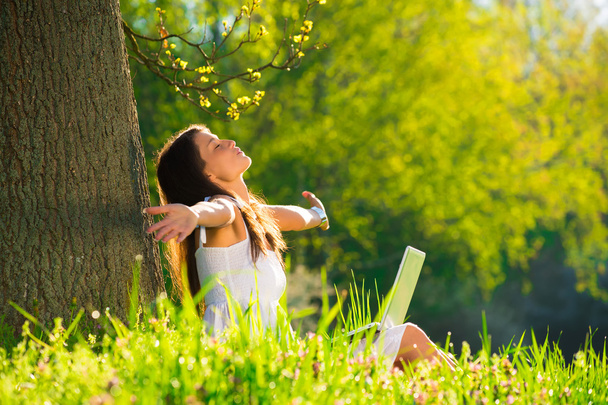 krásná mladá žena odpočívat na trávě s notebookem - Fotografie, Obrázek