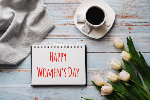 Открытка с надписью "С Днем Женщин". Букет белых цветов Тюльпан с чашкой кофе
 - Фото, изображение
