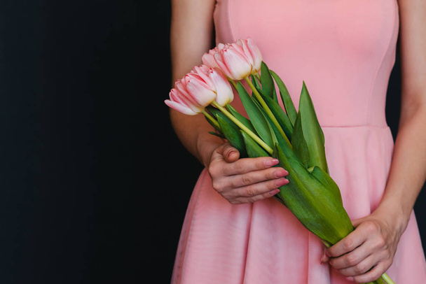 bouquet di tulipani rosa nelle mani delle donne - Foto, immagini
