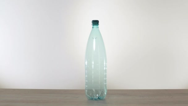Nulla hulladék fogalma egy üveg helyett műanyag palack használata. Zöld és tudatos életmód fogalma. Stúdió felvétel. Az újrahasználható megy ital tartályban gondolatait. Üveg-műanyag ellen - Felvétel, videó