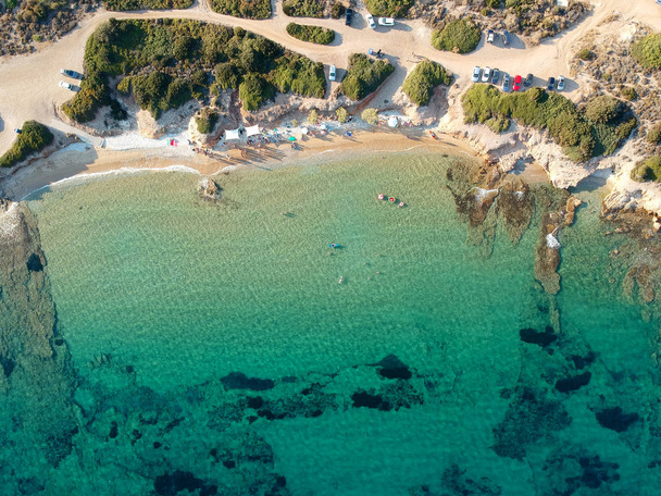 Havadan görünümü grup plaj zaman ve parti zevk insan. Sahilde gençlerin grup. Mavi denizi ve beyaz kum plaj Yunanistan. - Fotoğraf, Görsel