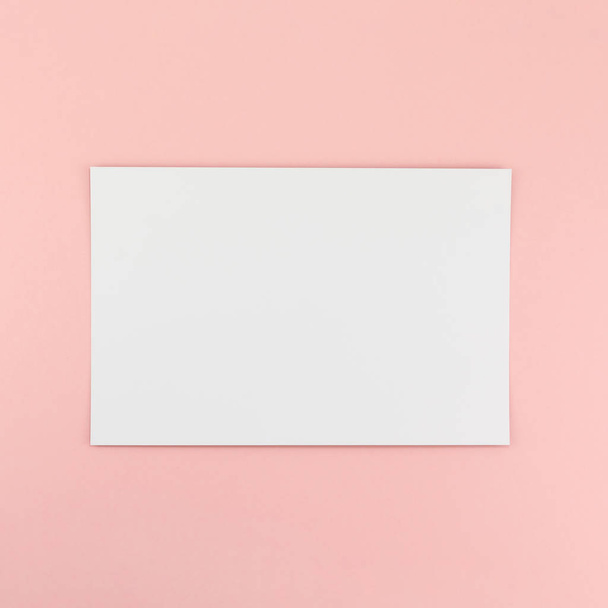 Blanco A4 papier vel mockup op roze achtergrond - Foto, afbeelding