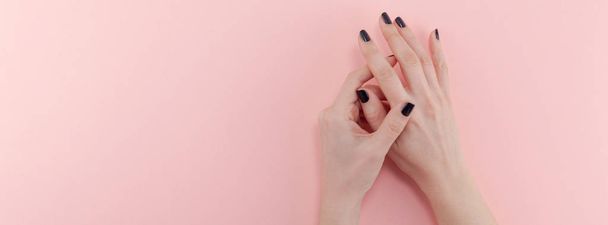 Woman's hands with black manicure - Foto, afbeelding