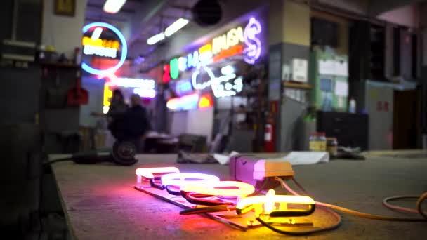 gekleurde Neons in de workshop, een teken van kleurrijke Neons - Video