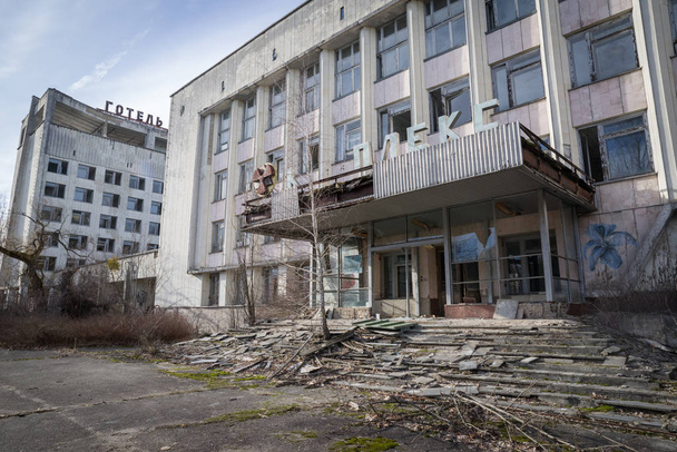 Hylätty rakennus Pripyatin kaupungissa, Tsernobylin poissulkemisalueella, Ukrainassa
 - Valokuva, kuva