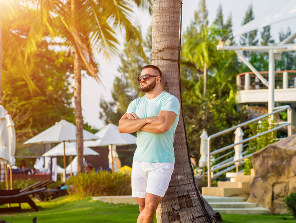Young man on a tropical beach. Summer background - Foto, Imagen
