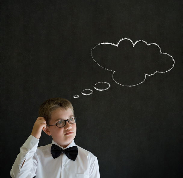 Scratching cabeça pensando menino vestido como homem de negócios com pensamento pensamento nuvem de giz
 - Foto, Imagem