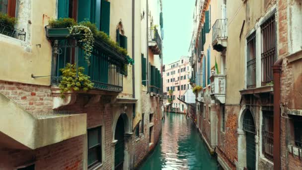 schöner blick auf kleine kanalstraße in venedig, italien - Filmmaterial, Video