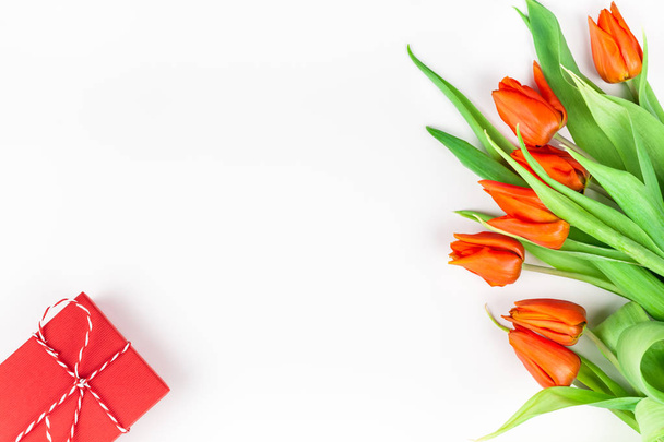 Rode tulpen bloemen op witte achtergrond - Foto, afbeelding