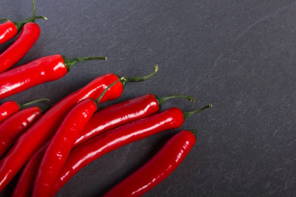 červená horká chilli paprika na černém pozadí - Fotografie, Obrázek