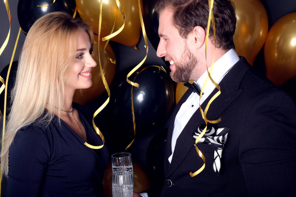 O jovem casal celebra o momento com uma taça de champanhe
. - Foto, Imagem