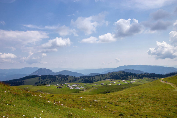 Όμορφη θέα των οροπεδίων Velika Planina στη Σλοβενία - Φωτογραφία, εικόνα