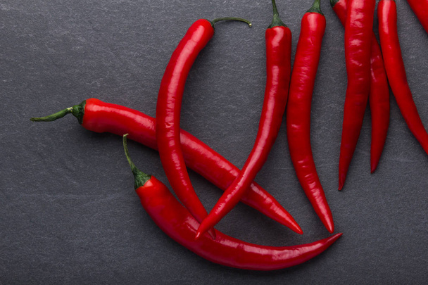 czerwony gorący pieprz chili na czarnym tle - Zdjęcie, obraz