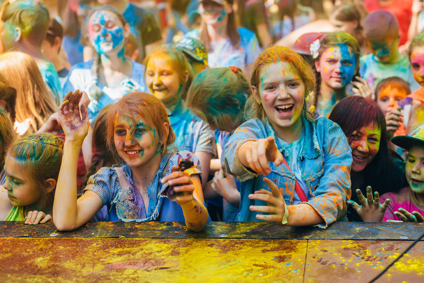VICHUGA, RUSSIE - 17 JUIN 2018 : Une foule de gens heureux à la célébration du festival des couleurs Holi
 - Photo, image