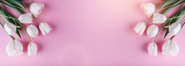 Flores de tulipas brancas em fundo rosa. Cartão para o Dia das Mães, 8 de Março, Feliz Páscoa. À espera da Primavera. Cartão de felicitações ou convite de casamento. Deitado plano, vista superior
 - Foto, Imagem