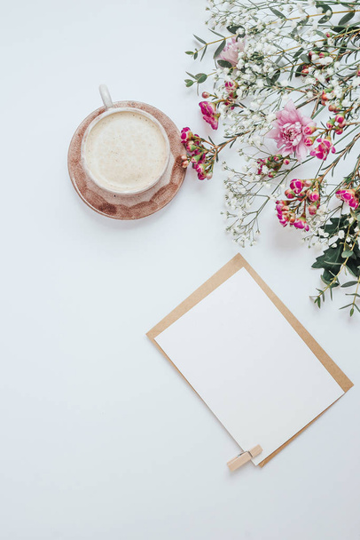 Het concept van dagplanning. Koffie wit blad, bloemen - Foto, afbeelding