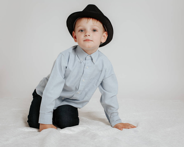 黒い帽子と光のシャツの少年 - 写真・画像
