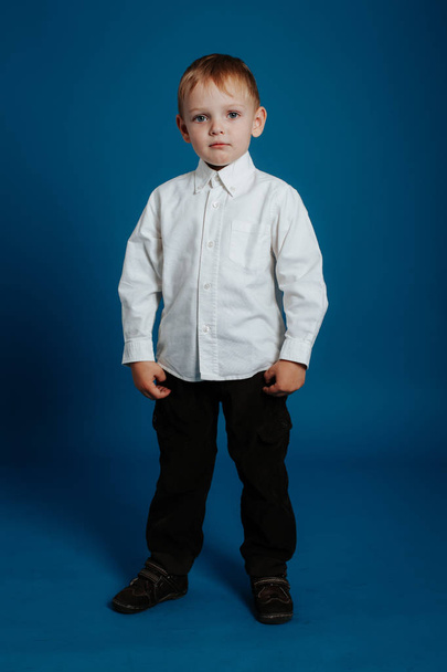 Маленький мальчик в белой рубашке. Маленький ребенок
. - Фото, изображение
