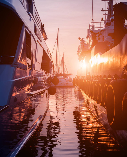 Näkymä satamaan jahdeilla yksityiskohtia. Kaunis auringonlasku venesatamassa. Taustaa
 - Valokuva, kuva