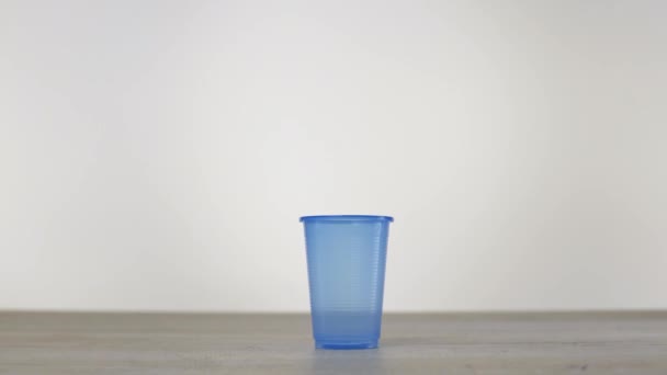 廃棄物ゼロの概念は、プラスチック、ガラスではなくガラスを使用します。緑と意識的なライフ スタイル コンセプト。スタジオ撮影します。飲み物を行くコンテナーのアイデアで再利用可能な。プラスチック グラス - 映像、動画