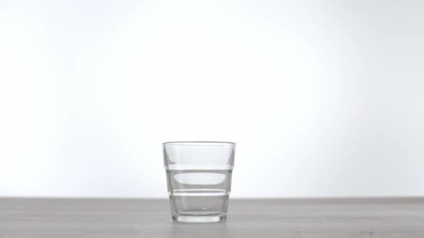 Zero Waste Konzept verwendet ein Glas anstelle eines Kunststoffglases. grünes und bewusstes Lifestylekonzept. Studioaufnahmen. wiederverwendbare Getränke-Container-Ideen für unterwegs. Glas gegen Kunststoff - Filmmaterial, Video