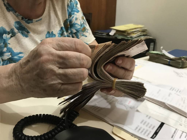 Le mani delle donne contano una pila di banconote da 500 pesos messicani
 - Foto, immagini